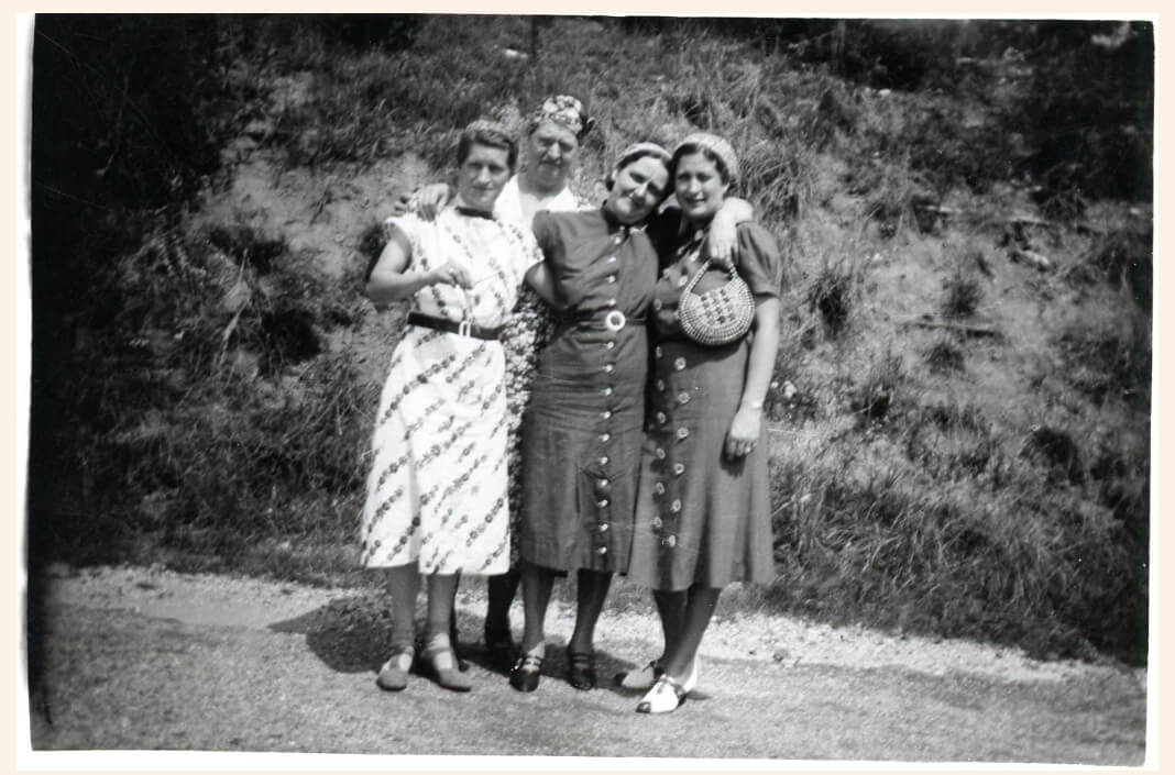 Photo of four women from York, Pa., who traveled across America by car in 1938